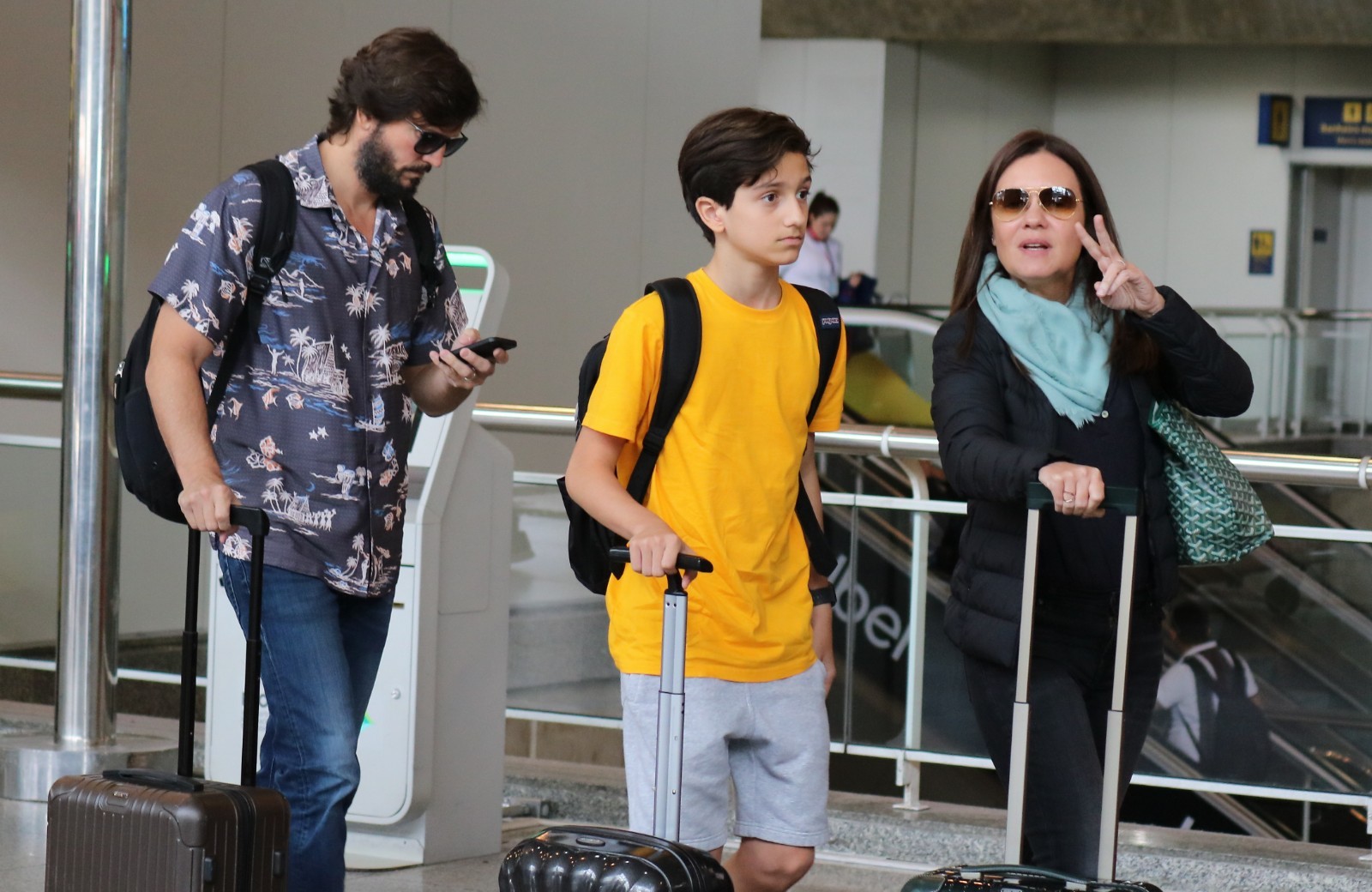 Adriana Esteves, Vladmir Brichta e filho no Galeão (Foto: Fábio Moreno/Agnews)