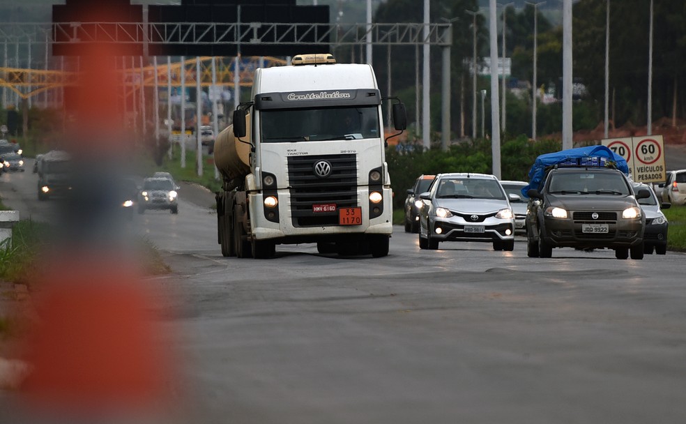 Veículo de carga trafegando em via de Brasília — Foto: Agência Brasília/Divulgação