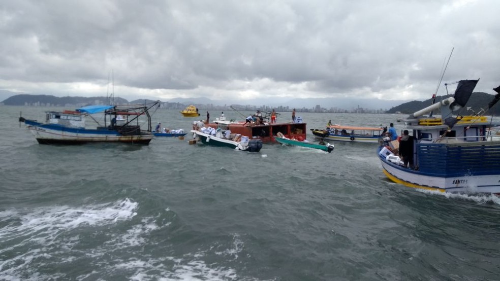 Imagem registra ação de saqueadores próximo à fileira de contêineres  (Foto: G1 Santos)