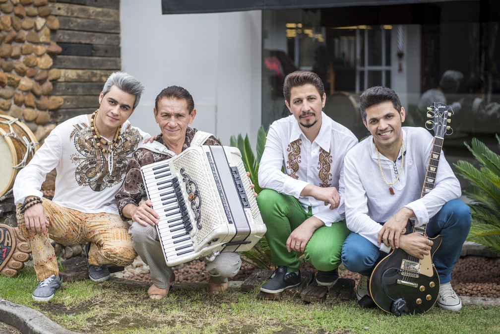 A banda rastapé com o sanfoneiro Seu Jorge e o cantor Jorge Filho — Foto: Divulgação