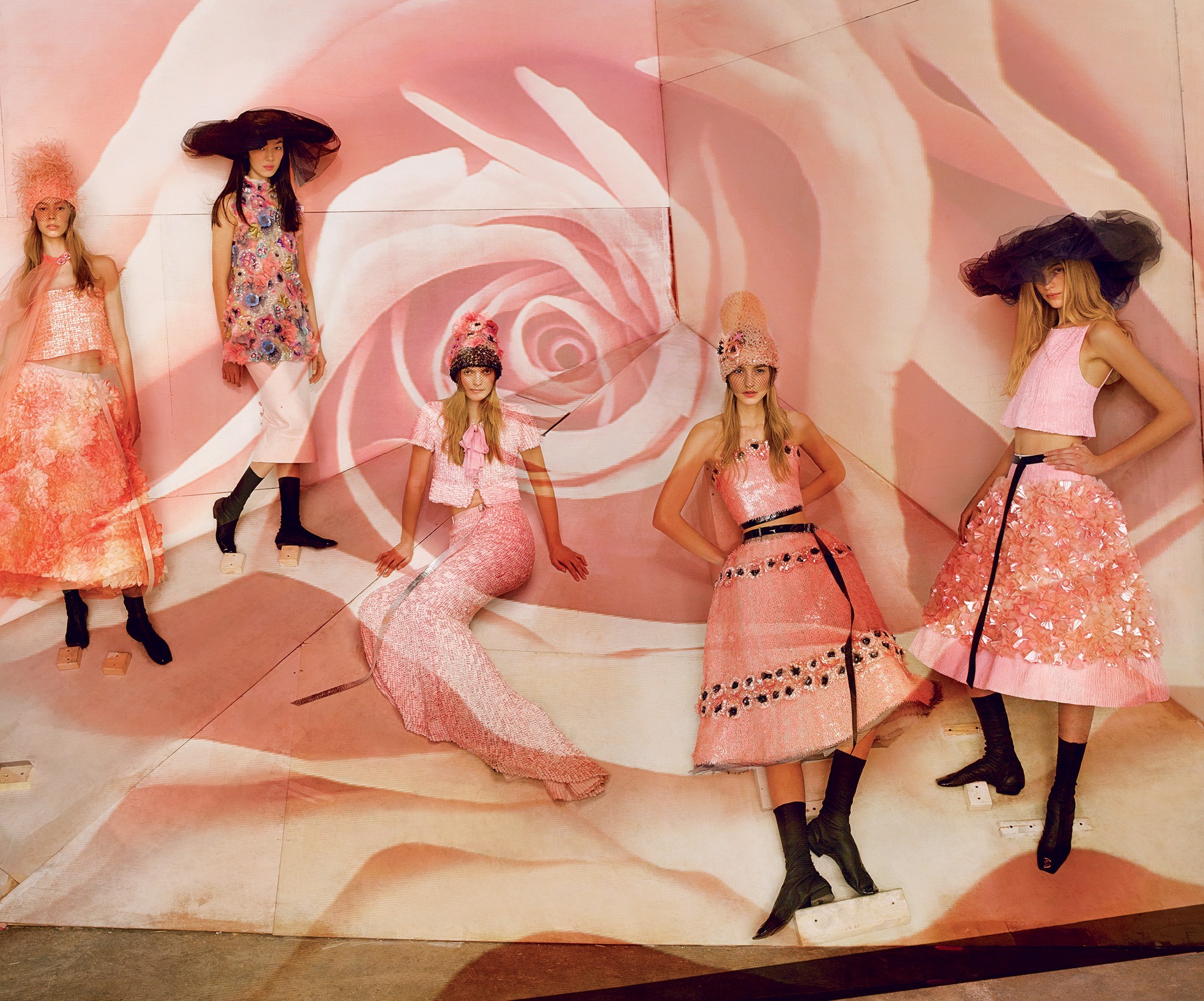 A partir da esquerda, Ondria Hardin, Fei Fei, Mirte, Maartje e Vanessa vestem looks Chanel Haute Couture para o verão 2015 para a Vogue Brasil de junho de 2015 (Foto: Reprodução/Vogue Brasil)
