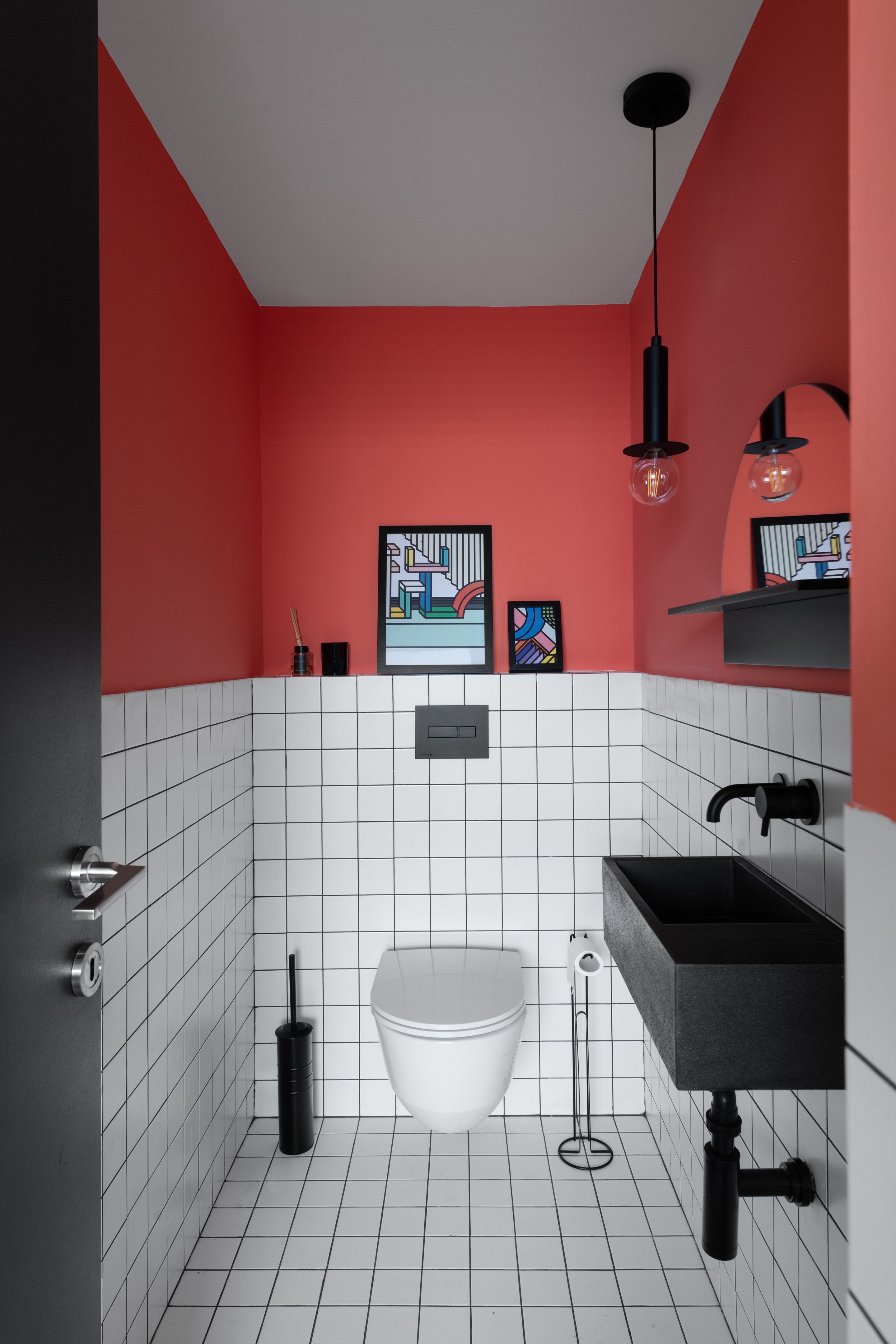 Décor do dia: banheiro tricolor com meia parede pintada (Foto: Divulgação)