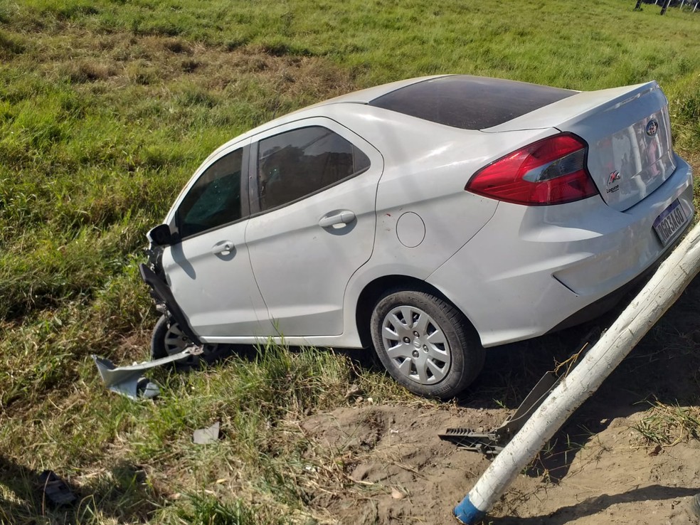 Motorista do Ford Ka Sedan fugiu sem prestar socorro às vítimas em Matriz de Camaragibe, AL — Foto: BPRv