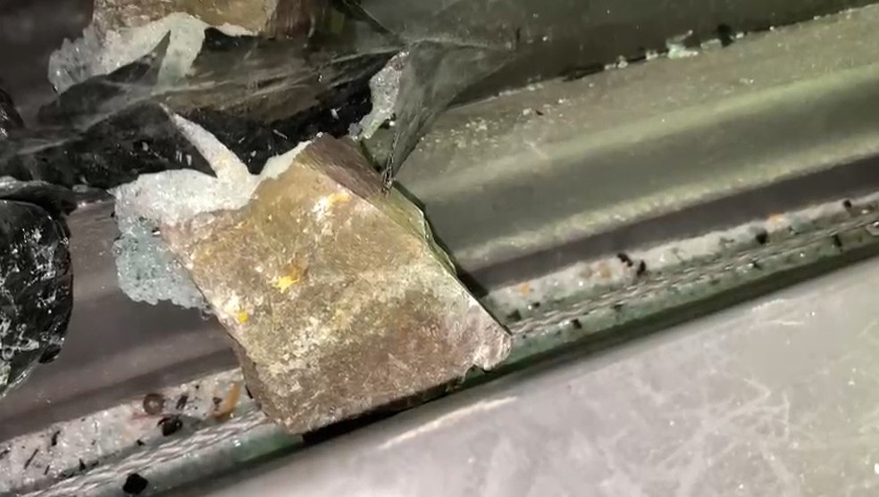 &Ocirc;nibus da delega&ccedil;&atilde;o do Am&eacute;rica-RN foi alvo de pedradas na sa&iacute;da de Riach&atilde;o de Jacu&iacute;pe &mdash; Foto: Reprodu&ccedil;&atilde;o