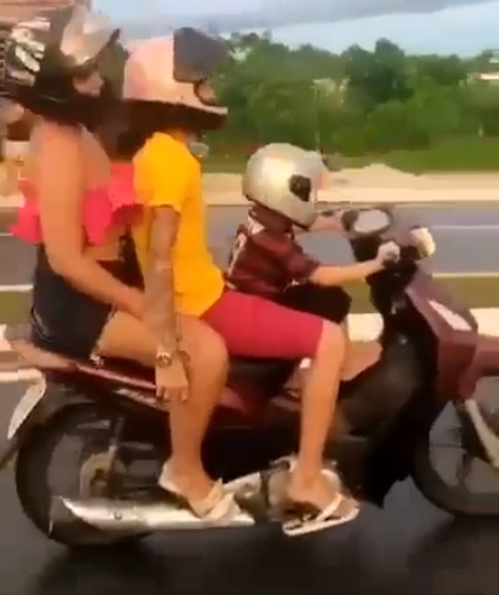 Criança é flagrada pilotando moto e levando casal na garupa em Cruzeiro do Sul — Foto: Reprodução