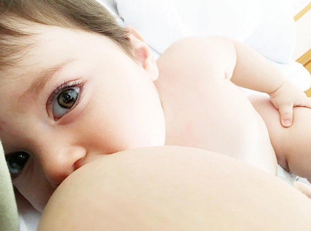 Jéssica Costa amamenta o filho, Noah (Foto: Reprodução / Instagram)