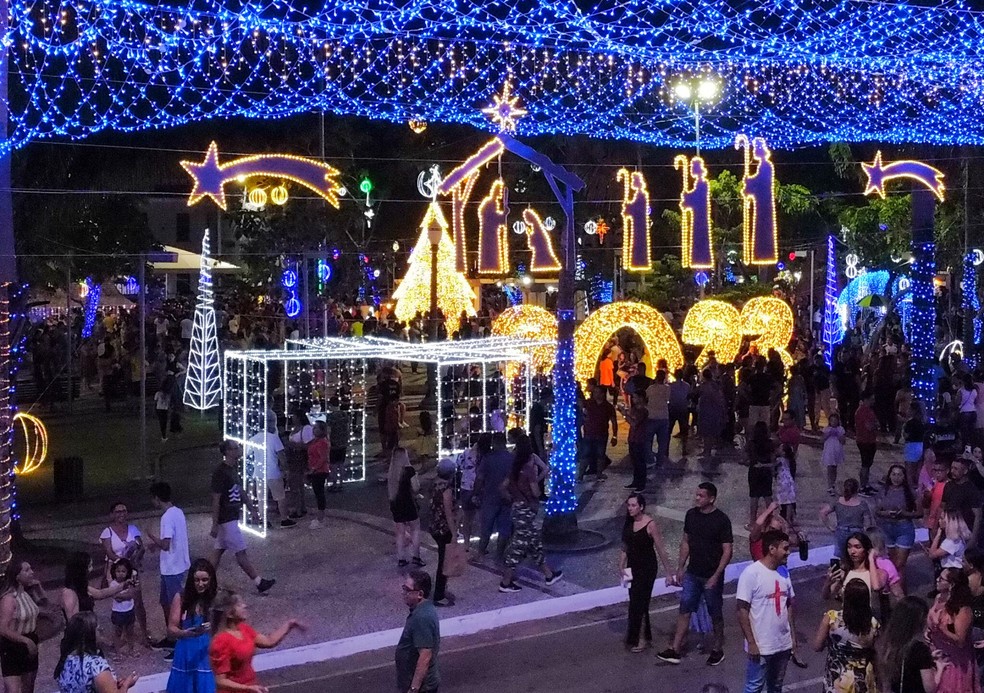 Luzes de Natal são acesas no Centro de Rio Branco — Foto: Marcos Vicentti/Secom