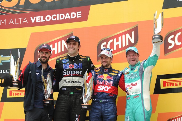 Daniel Serra, ao centro, venceu etapa de Curitiba da Stock Car, seguido de Átila Abreu e Rubens Barrichello (Foto: Duda Bairros / Divulgação)