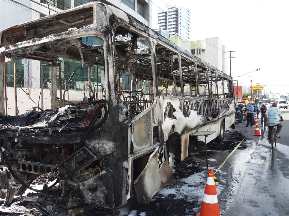 Ônibus que pegou fogo em Jaboatão, no Grande Recife, ficou completamente destruído — Foto: Mhatteus Sampaio/TV Globo