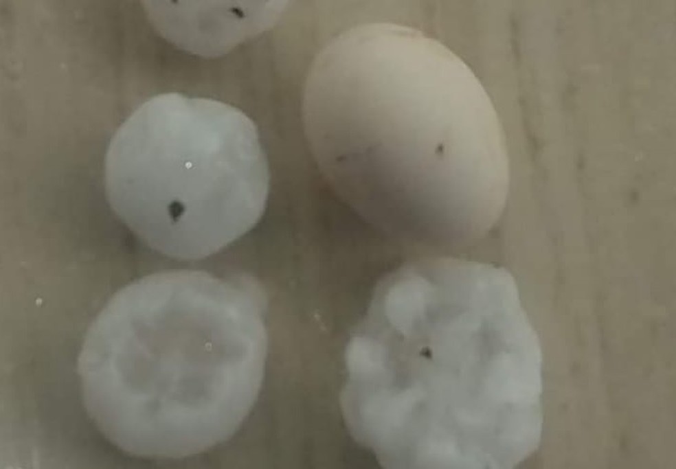 Em Candelária, tamanho das pedras chegou a se aproximar do tamanho de ovos de galinhas — Foto: Divulgação/Defesa Civil de Candelária