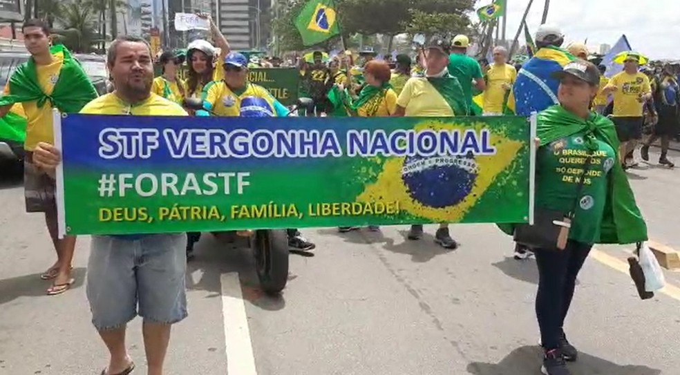 Maceió, 7 de setembro, 11h - Manifestantes levam faixas antidemocráticas em ato pró-Bolsonaro — Foto: Alex Alves/TV Gazeta