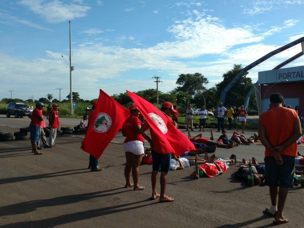 MST faz protesto em três rodovias de Mato Grosso contra impeachment (Foto: Assessoria/PRF-MT)