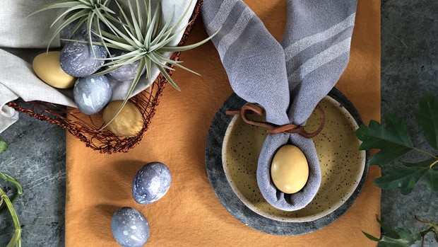 Decoração de Páscoa: Ideias divertidas para sua mesa (Foto: Enfeite de mesa para Páscoa combina ovos coloridos e guardanapo (Foto: CECÍLIA CUSSIOLI))