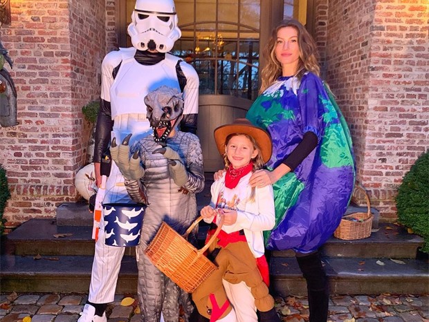 Gisele Bündchen e Tom Brady com os filhos no Halloween (Foto: Reprodução/Instagram)