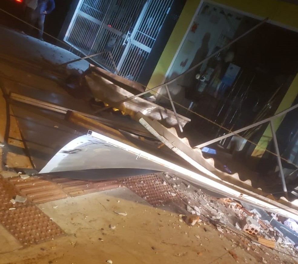 Queda de estrutura ocorreu na noite de terça-feira (17) em Balneário Camboriú — Foto: Defesa Civil de Balneário Camboriú/Divuçlgação