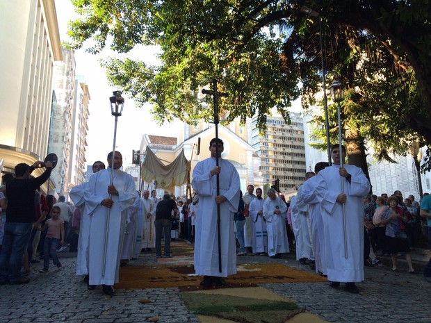 Fiéis participaram de procissão de Corpus Christi ao redor da Praça XV, no Centro de Florianópolis (Foto: Larissa Vier/ RBS TV)