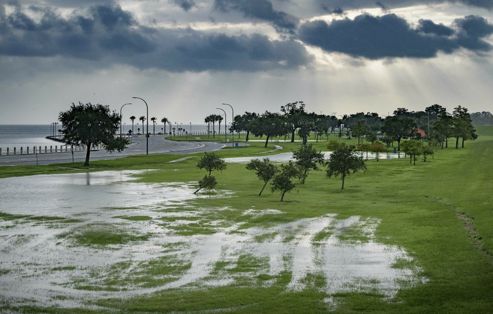 Tempestade tropical Barry leva fortes chuvas e ventos Ã  costa sul da Louisiana, nos EUA â?? Foto: Photo/Matthew Hinton