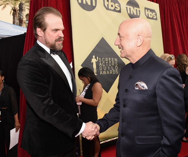 LOS ANGELES, CA - JANUARY 21:   (L-R) Actors David Harbour and Anupam Kher attend the 24th Annual Screen Actors Guild Awards at The Shrine Auditorium on January 21, 2018 in Los Angeles, California.  (Photo by Kevork Djansezian/Getty Images) (Foto: Getty Images)