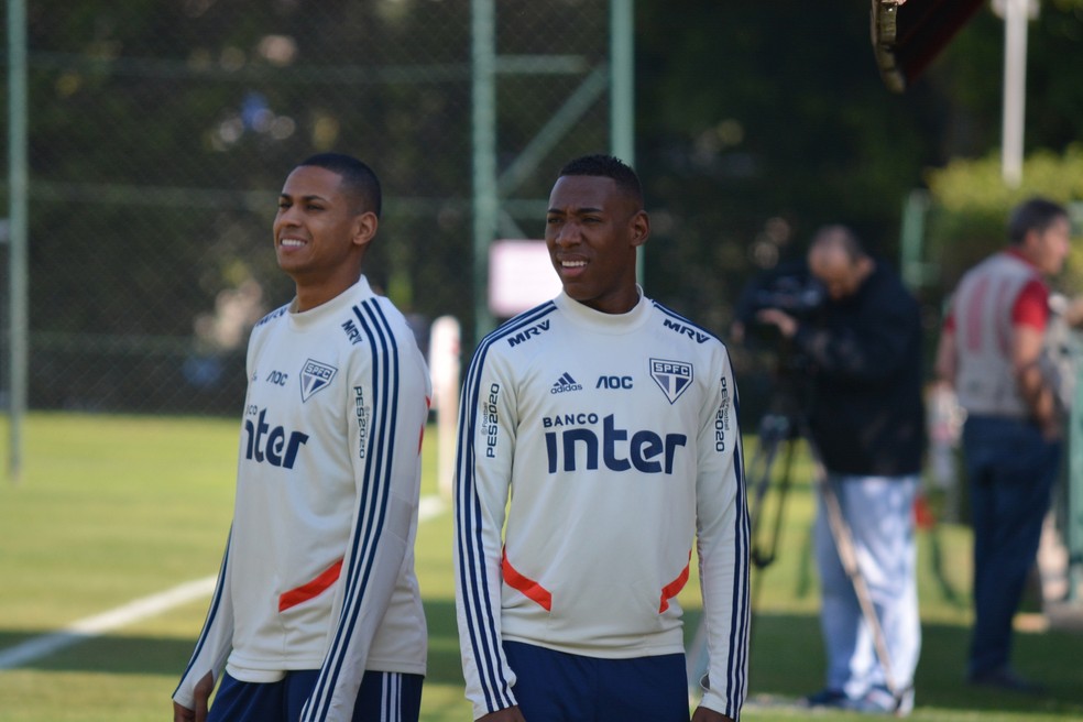Bruno Alves e Léo no treino desta sexta-feira — Foto: Alan Mendes / saopaulofc.net