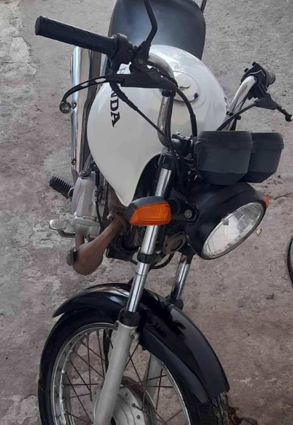 Moto tinha registro de furto no mesmo dia, segundo a PM — Foto: Divulgação/ PM