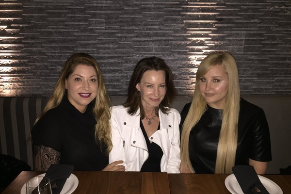 A atriz Amanda Bynes com amigas em um restaurante (Foto: Twitter)