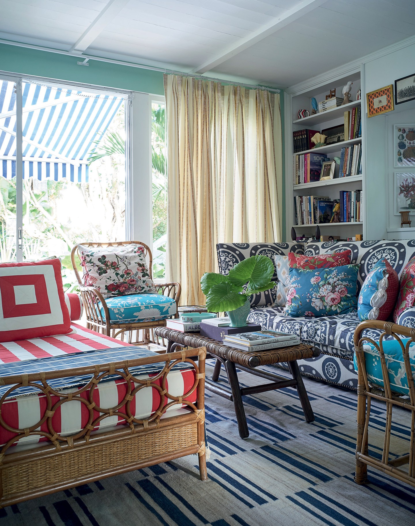 Em Miami, casa com decoração maximalista mistura cores, garimpos e arte (Foto: Björn Wallander/divulgação)