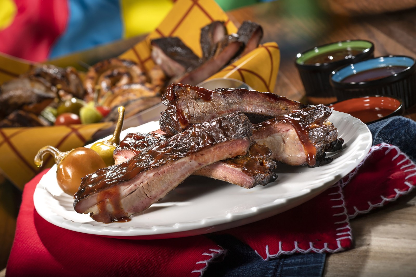 As tradicionais costelinhas suínas ao molho barbecue são uma das opções de carne do cardápio do Roundup Rodeo BBQ, restaurante inspirado em 'Toy Story' no Walt Disney World, na Flórida — Foto: Divulgação / Disney Parks