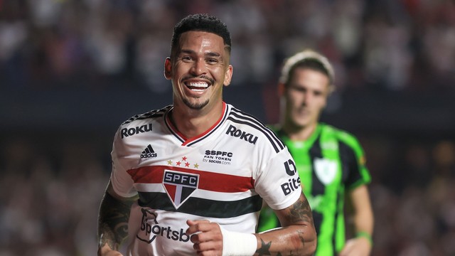 Luciano, do São Paulo comemora seu gol em cima do América-MG na Copa do Brasil