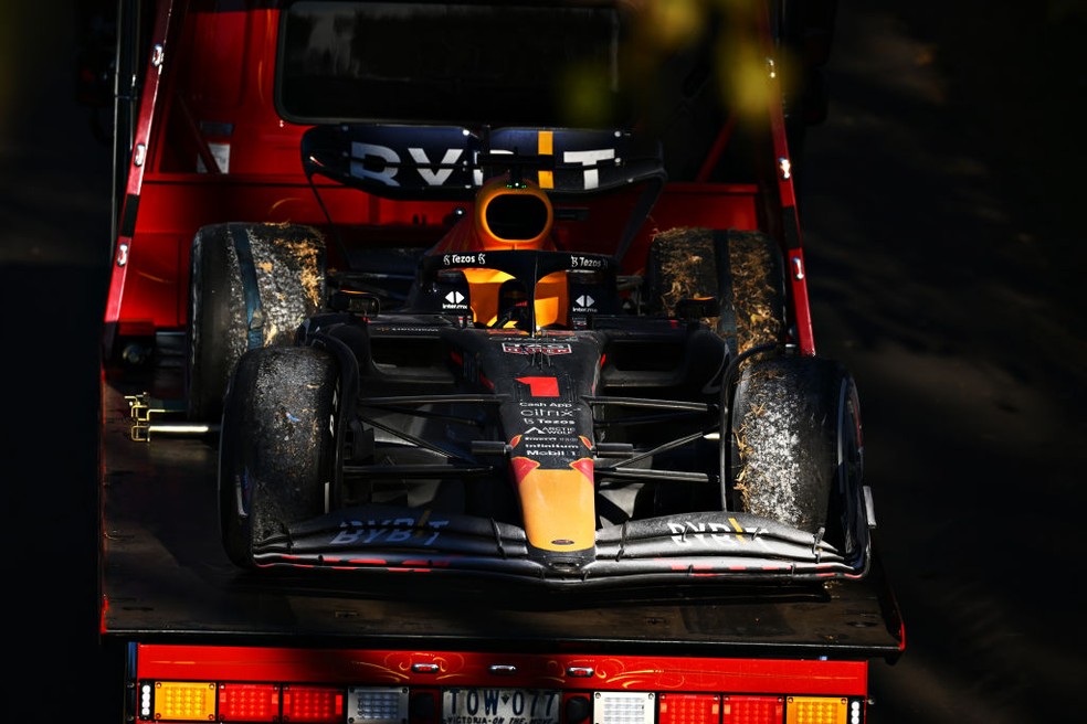 Carro de Max Verstappen é removido do Circuito de Albert Park, no GP da Austrália da F1 2022 — Foto: Clive Mason/Getty Images