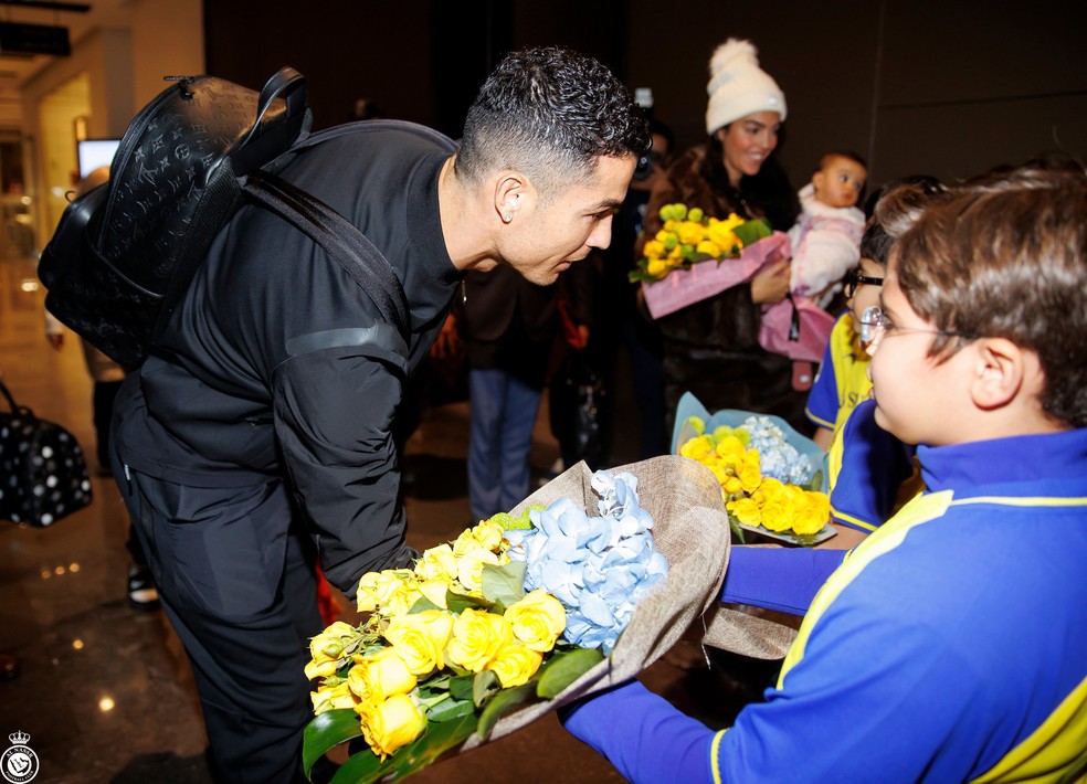 Cristiano Ronaldo é recebido por crianças torcedoras do Al Nassr no desembarque na Arábia Saudita — Foto: Divulgação/Al Nassr