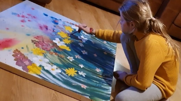 Daisy Watt tem 10 anos e gosta de pintar flores  (Foto: Reprodução/Facebook/Daisy Watt Art)