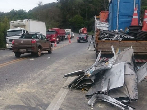 Destroços do acidente entre carreta e ônibus na pista da BR-040 (Foto: Luiz Felipe Falcão/G1)