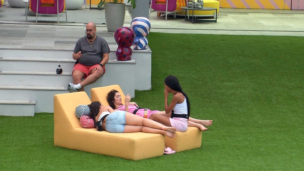 Brothers conversam no jardim sobre Botão do BBB 22 — Foto: Globo