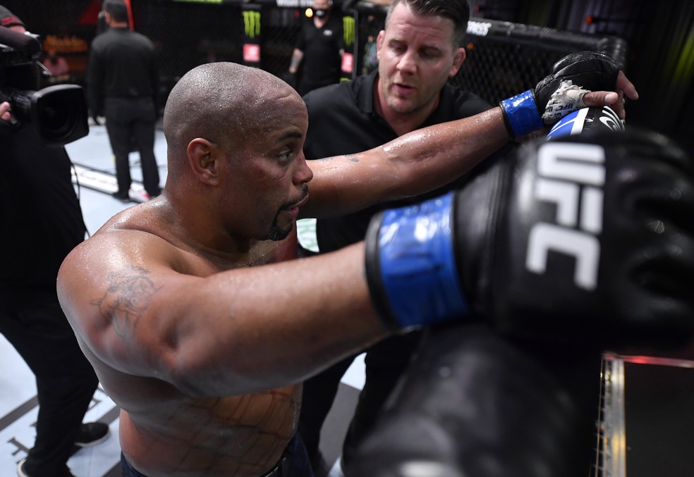 Daniel Cormier após sua derrota para Stipe Miocic no UFC 252 — Foto: Jeff Bottari/Getty Images