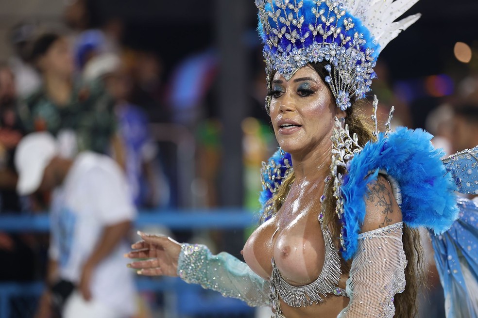 Mulher Abacaxi desfila com seios &agrave; mostra na Sapuca&iacute; &mdash; Foto: Daniel Pinheiro/AgNews 
