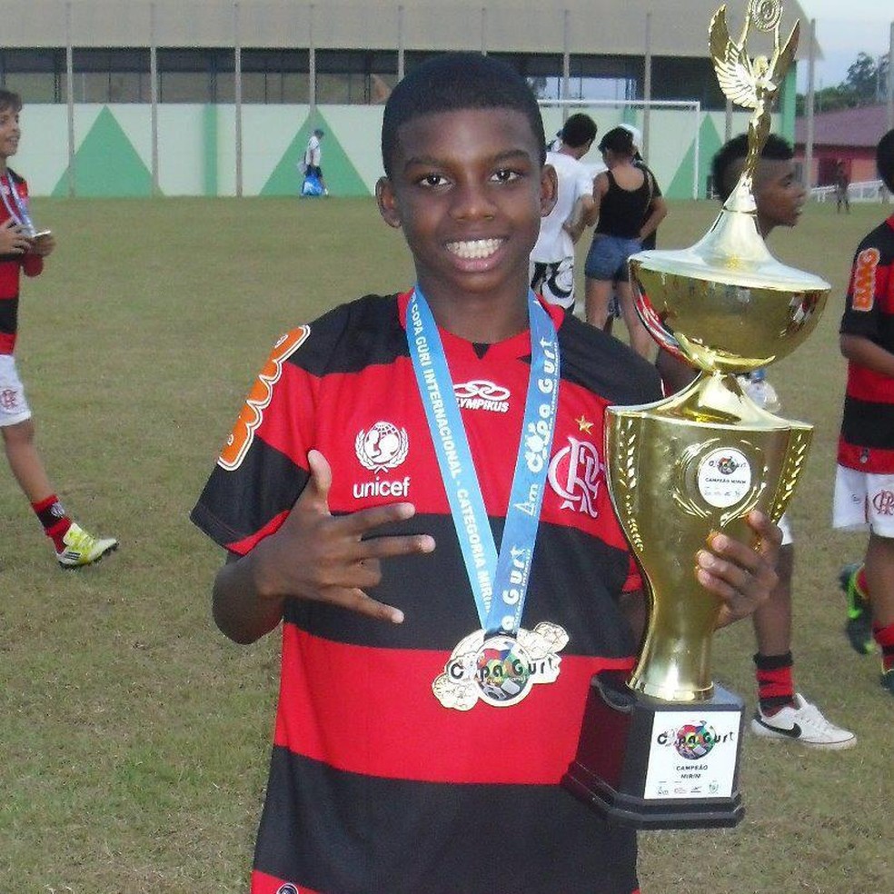 Lincoln chegou ainda criança ao Flamengo — Foto: Reprodução/Facebook