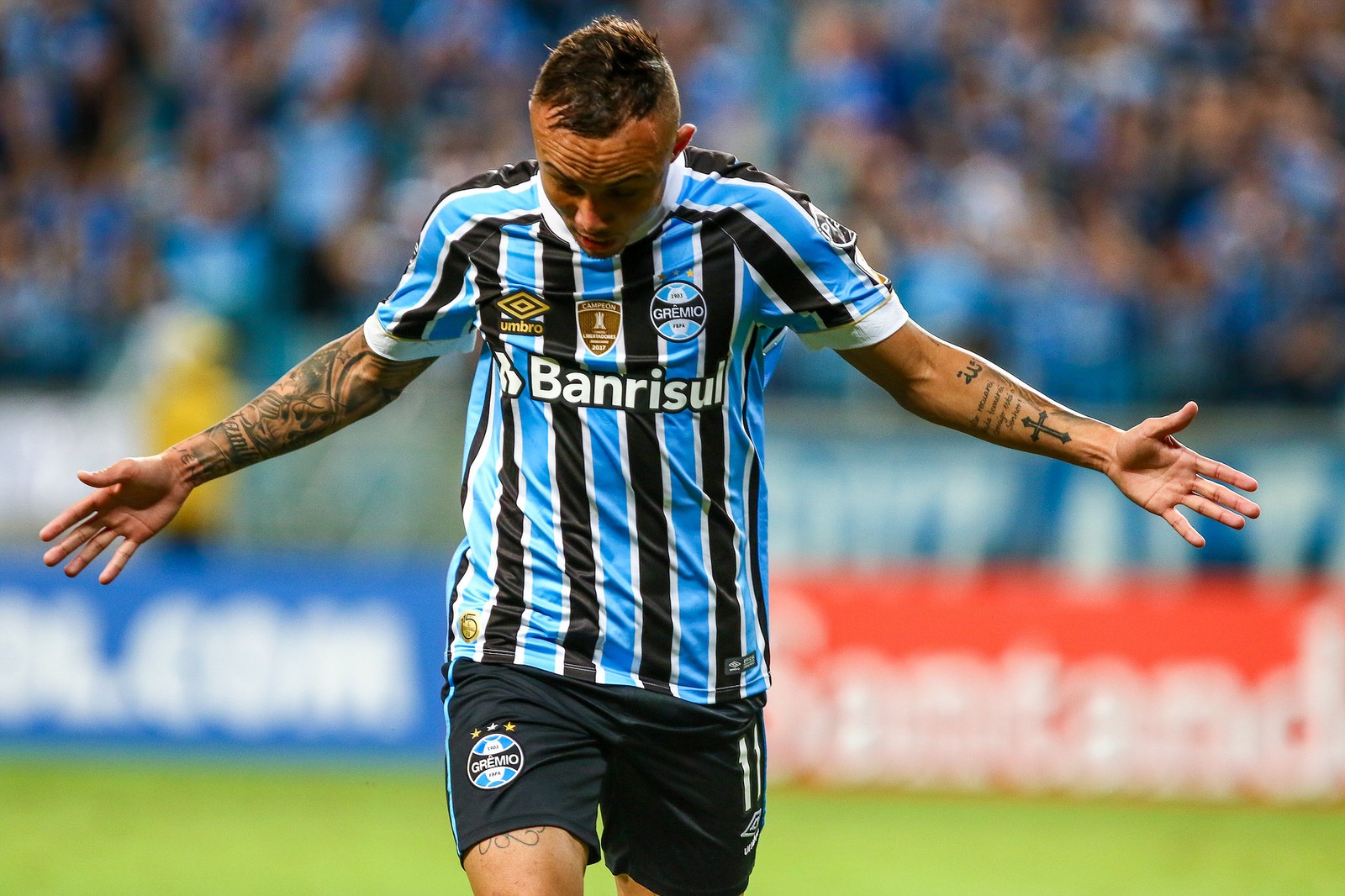 Atuações: Everton voa, faz dois e lidera o Grêmio em goleada na Libertadores