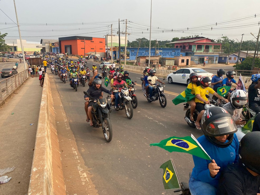 Em Cruzeiro do Sul, manifestantes se reuniram na Ponte da União — Foto: Bruno Vinícius/Rede Amazônica Acre