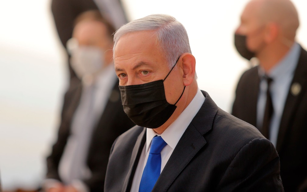 O primeiro-ministro de Israel, Benjamin Netanyahu, em foto de 29 de novembro — Foto: Alex Kolomoisky/Pool via AP