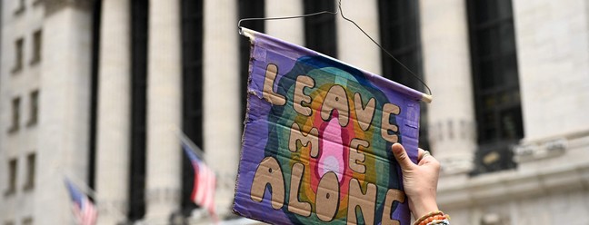 Marcha anual das mulheres em Nova Iorque leva pra rua como pauta a decisão Roe vs Wade, revogada recentemente pela Suprema Corte — Foto: Andrea Renault/AFP