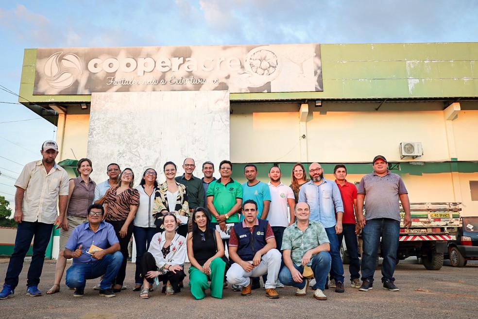 Comitiva Internacional do Reino Unido e Alemanha visitam conhecem funcionamento da Cooperacre e reúnem com associados. — Foto: José Caminha/Secom