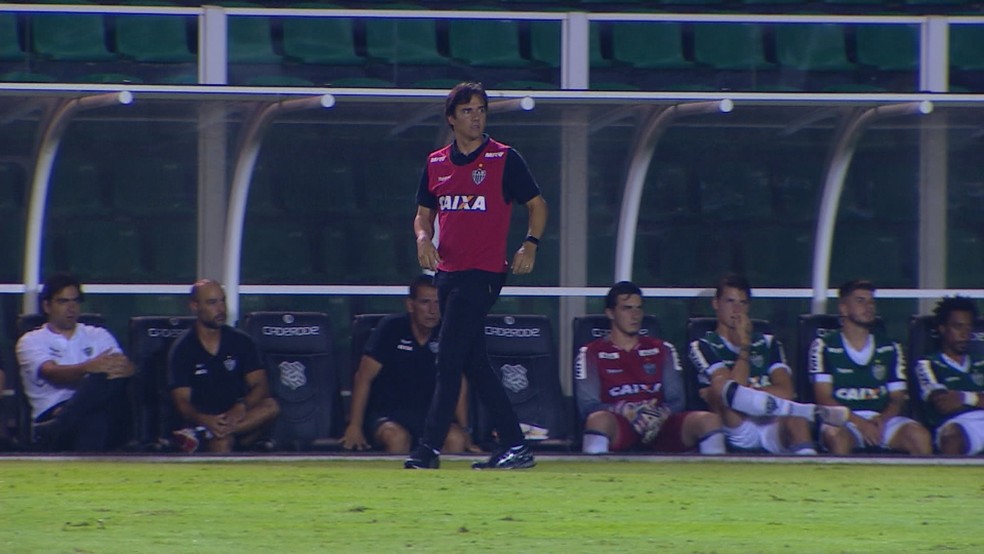 Após reclamação de atacante, Thiago Larghi explicou as razões que o fizeram substituir Róger Guedes (Foto: Reprodução/TV Globo)