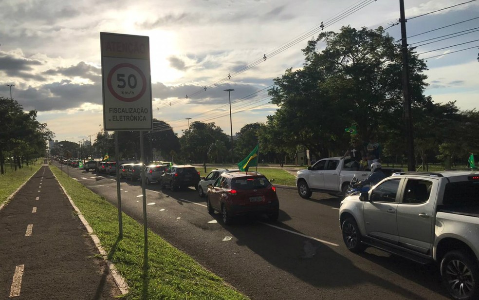 Segundo os organizadores, cerca de 3 mil carros participaram da manifestação em favor do presidente Jair Bolsonaro — Foto: Claudia Gaigher/TV Morena