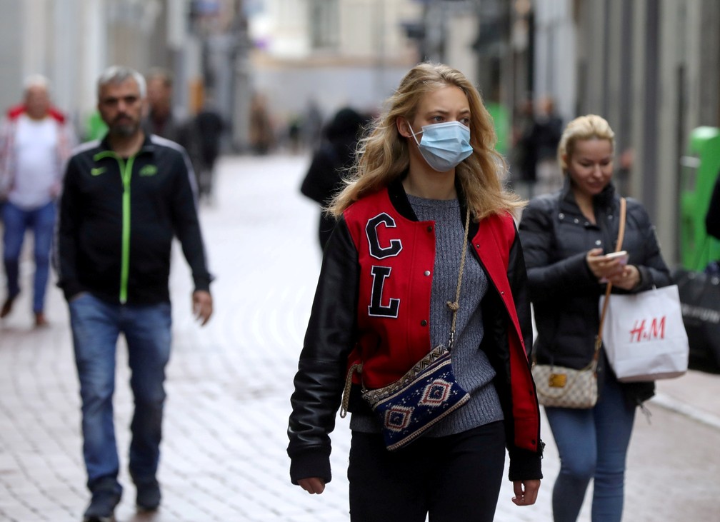 Mulher usa máscara em rua comercial da Holanda em foto de 7 de outubro de 2020 — Foto: Eva Plevier/Reuters/Arquivo