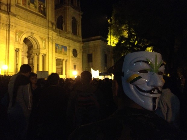 Máscara do V de Vingança está presente no protesto desta quinta-feira (27) em Porto Alegre (Foto: Diego Guichard/G1)