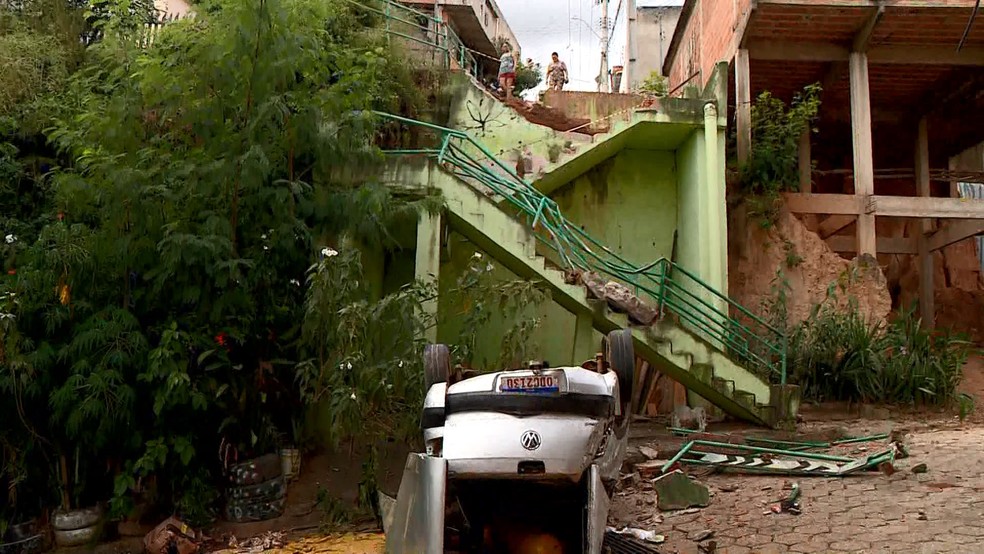 Carro caiu de escadaria em Colatina, ES — Foto: Reprodução/TV Gazeta