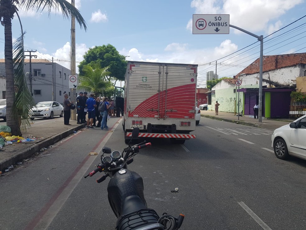 Acidente ocorreu na manhÃ£ desta segunda-feira (8), na Av. Domingos OlÃ­mpio. Motocicleta em que vÃ­tima estava foi atingida por coletivo. â Foto: Ricardo Mota