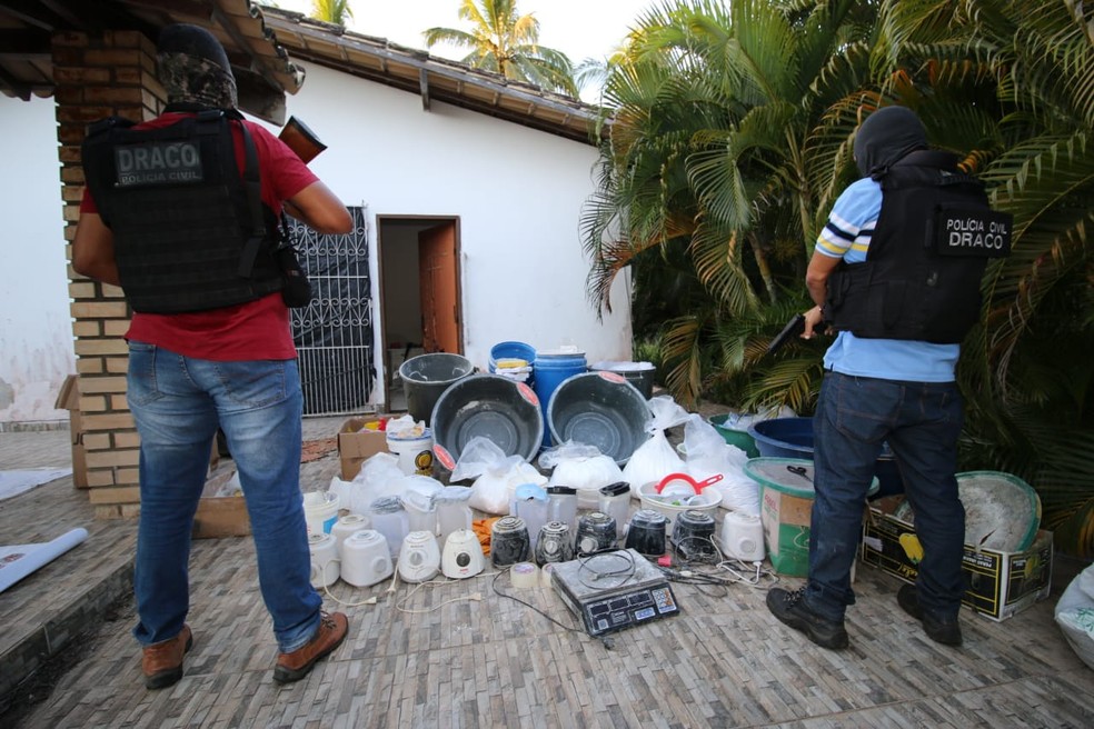 Meia tonelada de cocaína é encontrada pela polícia na Bahia e laboratório de refino é desativado — Foto: SSP-BA / Divulgação