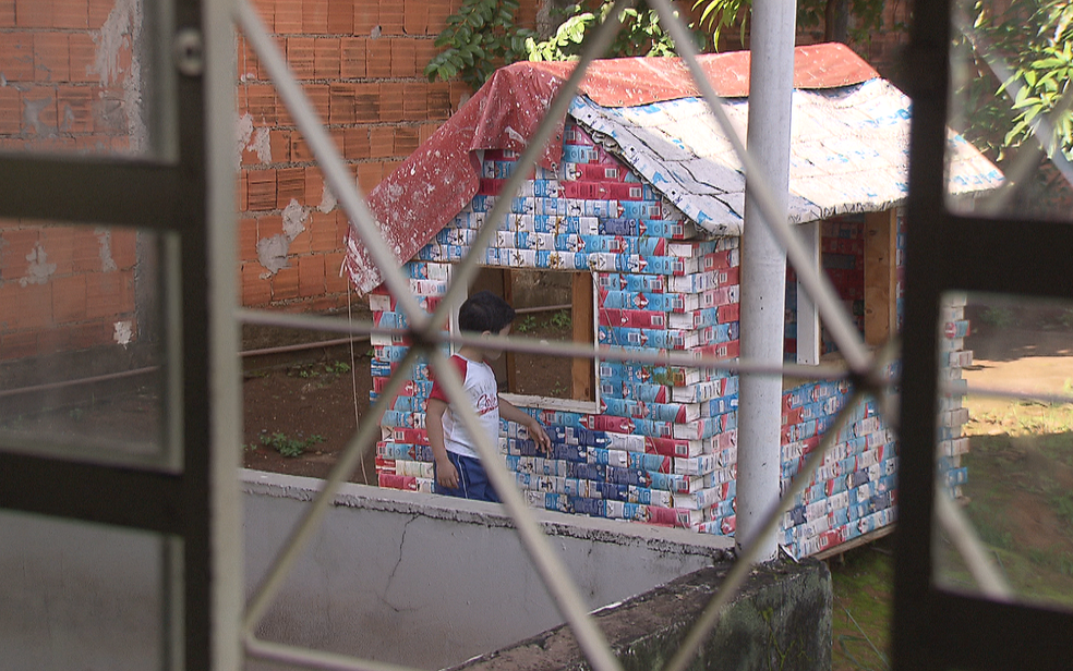 Casinha de brinquedo feita de material reciclável em terreno em Sobradinho, no Distrito Federal (Foto: TV Globo/Reprodução)