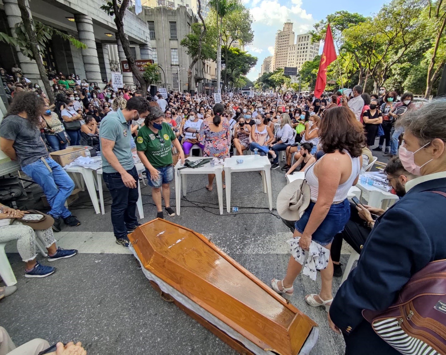 Após denúncia de agressão, professores de BH fazem 'enterro simbólico' de Kalil e dizem que ação da Guarda foi truculenta